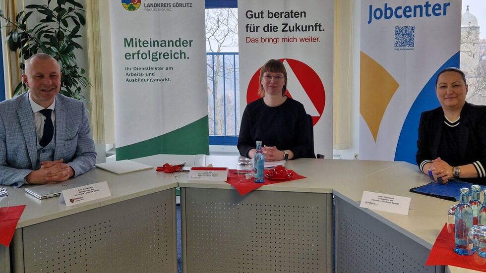 Anna Metz, Geschäftsführerin der Agentur für Arbeit Bautzen (m.), Felix Breitenstein, Leiter Jobcenter Görlitz (l.) und Nadine Hermsdorf, Leiterin Jobcenter Bautzen.