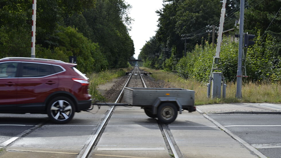Ein Auto überquert einen Bahnüergang in Rietschen. Dort verläuft die seit Ende des Zweiten Weltkrieges eingleisige Strecke Görlitz - Cottbus. 