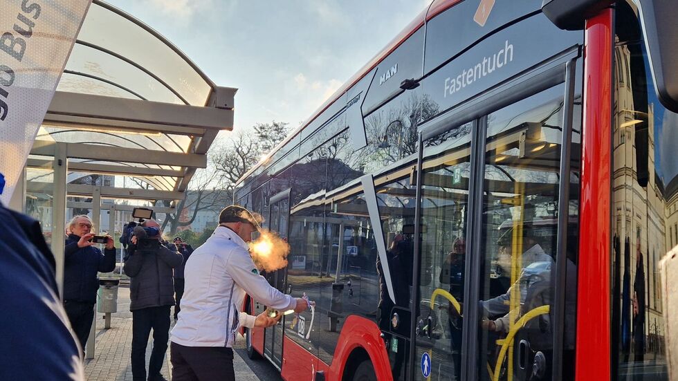 Landrat Stephan Meyer tauft einen der Elektrobusse auf den Namen "Fastentuch". Landrat Stephan Meyer tauft einen der Elektrobusse auf den Namen "Fastentuch".