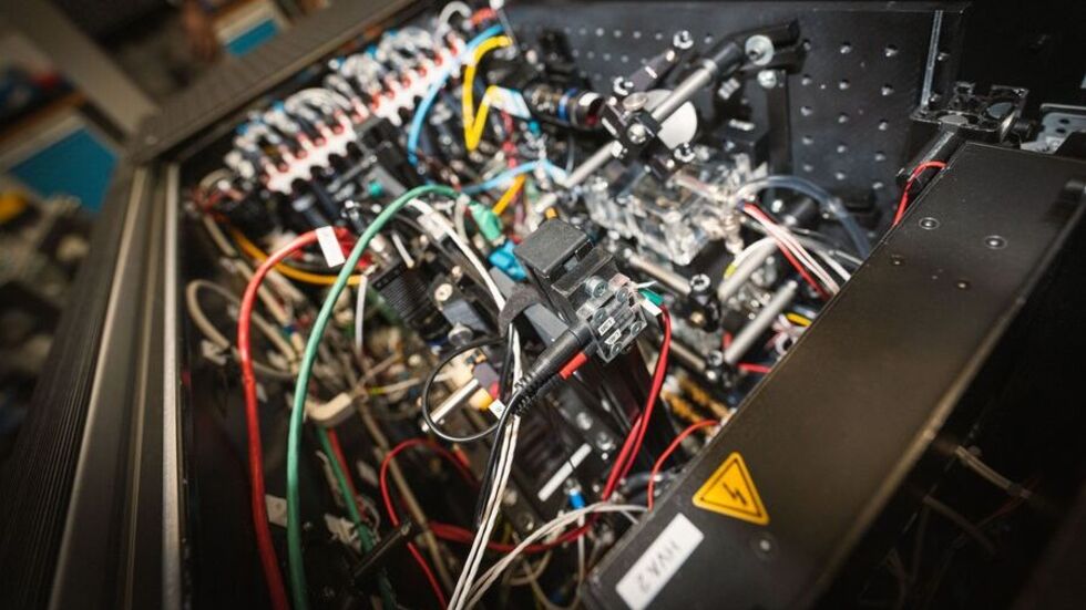 Zwei eigens an der BTU entwickelte Versuchszellen, darunter eine zylindrische und eine plattenförmige Geometrie, kommen bei mehreren Parabelflugkampagnen in den Jahren 2026 bis 2028 zum Einsatz. Hochmoderne Messtechnik macht dabei sichtbar, wie sich die Flüssigkeit bewegt und wie effizient Wärme transportiert wird. Zwei eigens an der BTU entwickelte Versuchszellen, darunter eine zylindrische und eine plattenförmige Geometrie, kommen bei mehreren Parabelflugkampagnen in den Jahren 2026 bis 2028 zum Einsatz. Hochmoderne Messtechnik macht dabei sichtbar, wie sich die Flüssigkeit bewegt und wie effizient Wärme transportiert wird.
