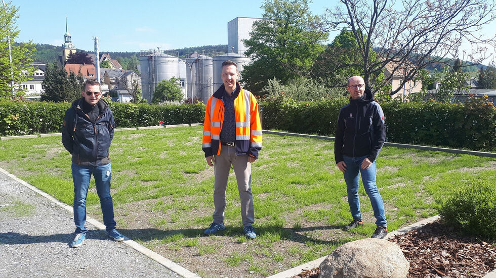 Stolz auf den neuen Platz - Bürgermeister Michael Herfort (Mitte). Foto: Stadtverwaltung Stolz auf den neuen Platz - Bürgermeister Michael Herfort (Mitte). Foto: Stadtverwaltung