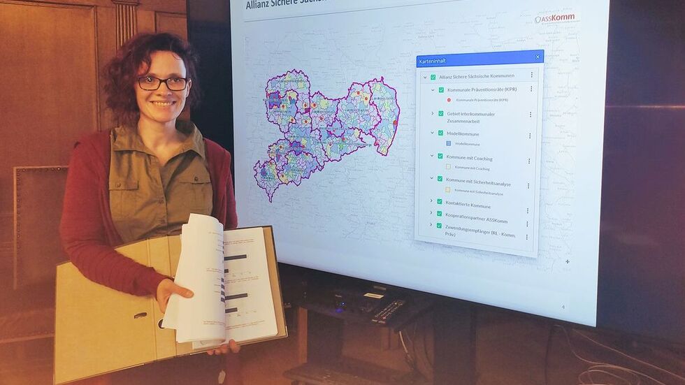 Maria Schubert, Koordinatorin des kommunalen Präventionsrates, mit den Ergebnissen der Sicherheitsanalyse für Görlitz Maria Schubert, Koordinatorin des kommunalen Präventionsrates, mit den Ergebnissen der Sicherheitsanalyse für Görlitz