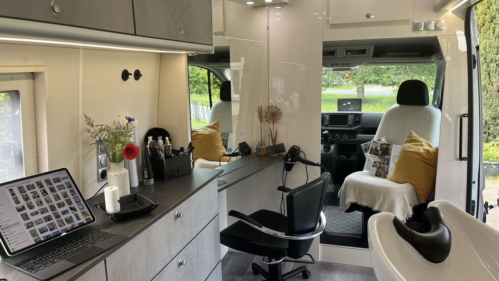 Der rollende Salon hat nur einen Frisierplatz, der Beifahrersitz ist zum Wartebereich umfunktioniert Der rollende Salon hat nur einen Frisierplatz, der Beifahrersitz ist zum Wartebereich umfunktioniert