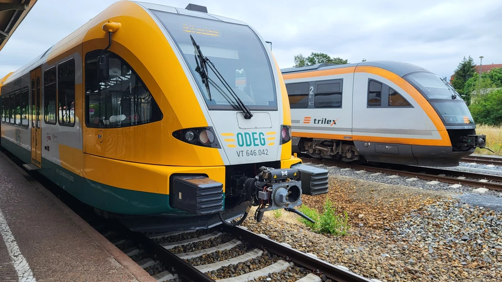 Im Vordergrund ein Triebwagen der ODEG, die Verstärkung auf dem Trilex-Netz in der Oberlausitz bis Weihnachten Im Vordergrund ein Triebwagen der ODEG, die Verstärkung auf dem Trilex-Netz in der Oberlausitz bis Weihnachten
