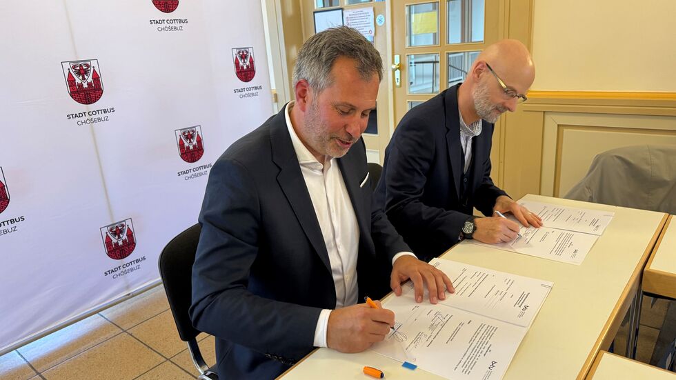 Mit ihren Unterschriften haben gestern der Oberbürgermeister der Stadt Cottbus, Tobias Schick, und der Vizepräsident für Studium und Lehre der BTU, Prof. Dr. Peer Schmidt, die Kooperation im Cottbuser Konservatorium vertraglich besiegelt. Mit ihren Unterschriften haben gestern der Oberbürgermeister der Stadt Cottbus, Tobias Schick, und der Vizepräsident für Studium und Lehre der BTU, Prof. Dr. Peer Schmidt, die Kooperation im Cottbuser Konservatorium vertraglich besiegelt.