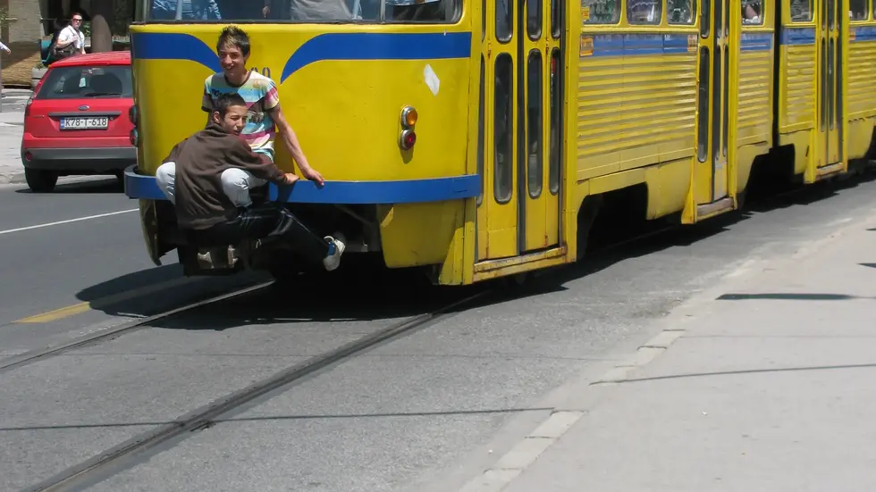 So wie hier auf einer Straßenbahn in Sarajevo wird das lebensgefährliche "Trainsurfing" immer öfter auch auf Leipziger S-Bahnen betrieben (Symbolbild). So wie hier auf einer Straßenbahn in Sarajevo wird das lebensgefährliche "Trainsurfing" immer öfter auch auf Leipziger S-Bahnen betrieben (Symbolbild).