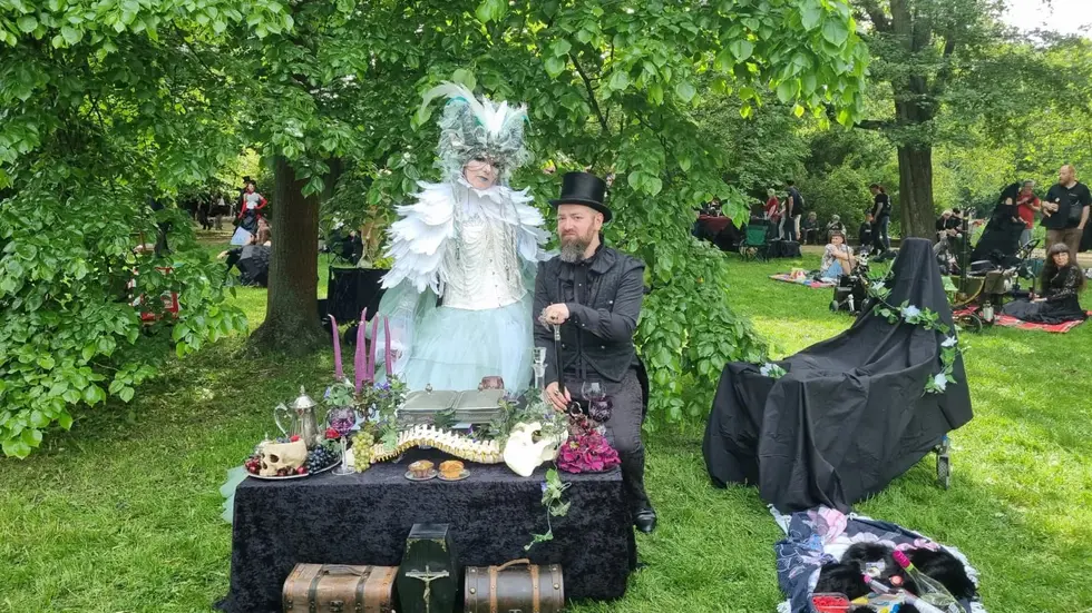 Das Kleid hat sich die stolze Trägerin selbst zusammengestellt und zusammengefügt. Das Kleid hat sich die stolze Trägerin selbst zusammengestellt und zusammengefügt.
