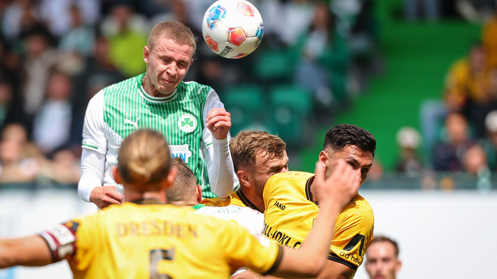 Der Fürther Brynjar Bjarnason springt nach dem Ball. Am Ende zittern sich die Gastgeber zum Erfolg. Der Fürther Brynjar Bjarnason springt nach dem Ball. Am Ende zittern sich die Gastgeber zum Erfolg.
