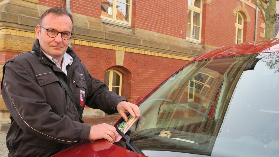 Jörg Suchomel vom Ordnungsamt zieht mit einem Stapel von 100 Witze-Knöllchen los und kleinen Präsenten. 