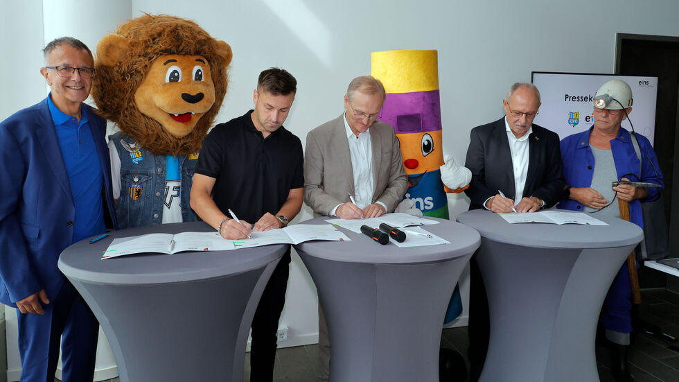 CFC-Vize-Vorstanschef Frank Löbe, Tommy Haeder, Roland Warner und Roland Frötschner (v.l.). Dazu gesellten sich die Maskottchen von eins und dem CFC sowie Wismut-Kumpel Reinhard Lange. CFC-Vize-Vorstanschef Frank Löbe, Tommy Haeder, Roland Warner und Roland Frötschner (v.l.). Dazu gesellten sich die Maskottchen von eins und dem CFC sowie Wismut-Kumpel Reinhard Lange.