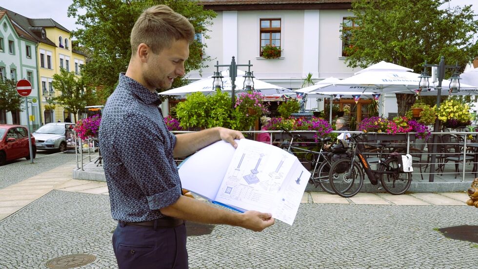 Bürgermeister Philipp Eichler (26) mit dem Entwurf für das neue Denkmal, dem "Friedensengel von Rothenburg". Auf dem Marktplatz vor dem Rathaus wird die 14 Meter hohe Säule mit der vergoldeten Europa errichtet. Bürgermeister Philipp Eichler (26) mit dem Entwurf für das neue Denkmal, dem "Friedensengel von Rothenburg". Auf dem Marktplatz vor dem Rathaus wird die 14 Meter hohe Säule mit der vergoldeten Europa errichtet.
