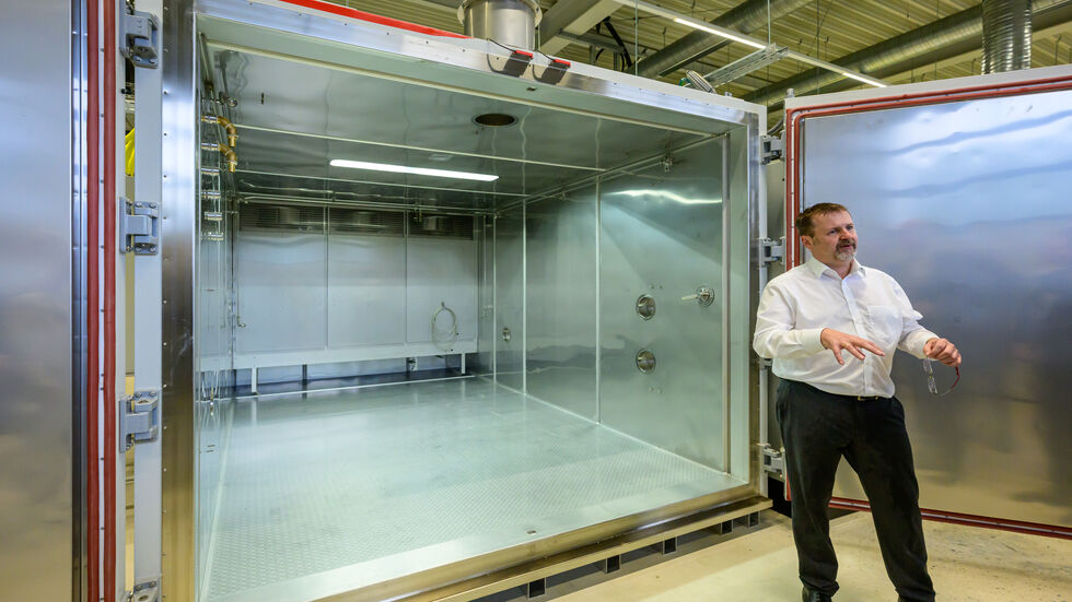  Thomas Hucke, Chef des Dekra-Batterie-Test-Centers, steht vor einer speziellen Kammer zur Prüfung von Batterien im neuen Gebäude des Dekra-Batterie-Test-Centers. Unternehmen der Automobilbranche können die Sicherheit von E-Autobatterien künftig im neuen Testzentrum der Dekra am Lausitzring prüfen lassen.  