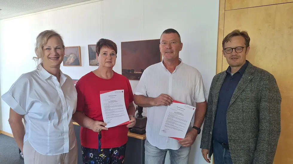 Bürgermeister Andreas Pfeiffer und Amtsleiterin Beata Jenchen überreichten die Berufungsurkunden an Steffen Junghannß (2.v.r.) und Sylvia Hesse (2.v.l.). Bürgermeister Andreas Pfeiffer und Amtsleiterin Beata Jenchen überreichten die Berufungsurkunden an Steffen Junghannß (2.v.r.) und Sylvia Hesse (2.v.l.).