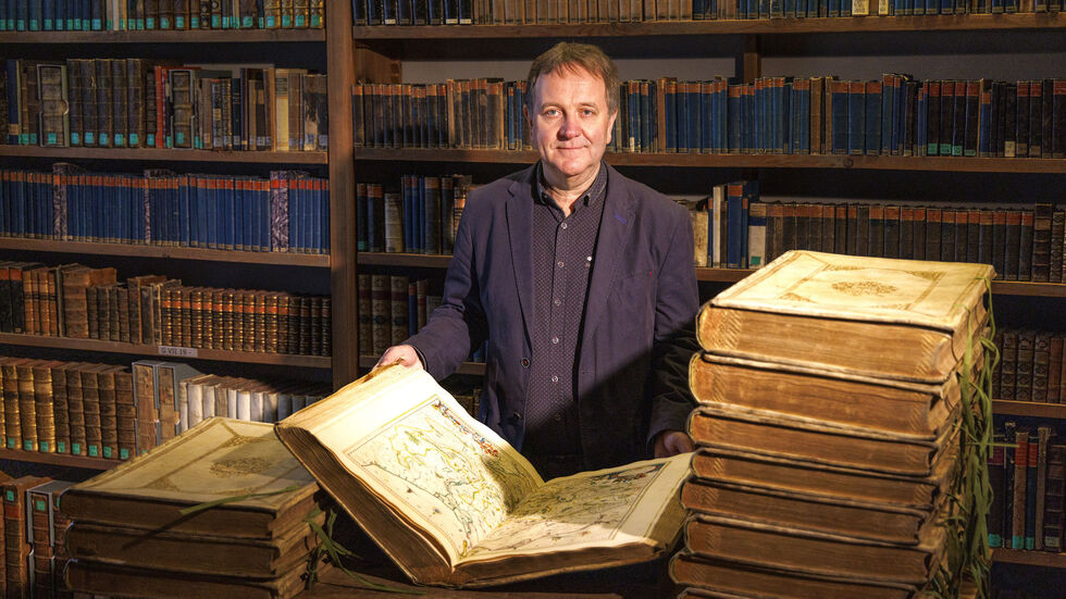 Dr. Steffen Menzel, Leiter der Oberlausitzischen Bibliothek der Wissenschaften präsentiert den Schatz.