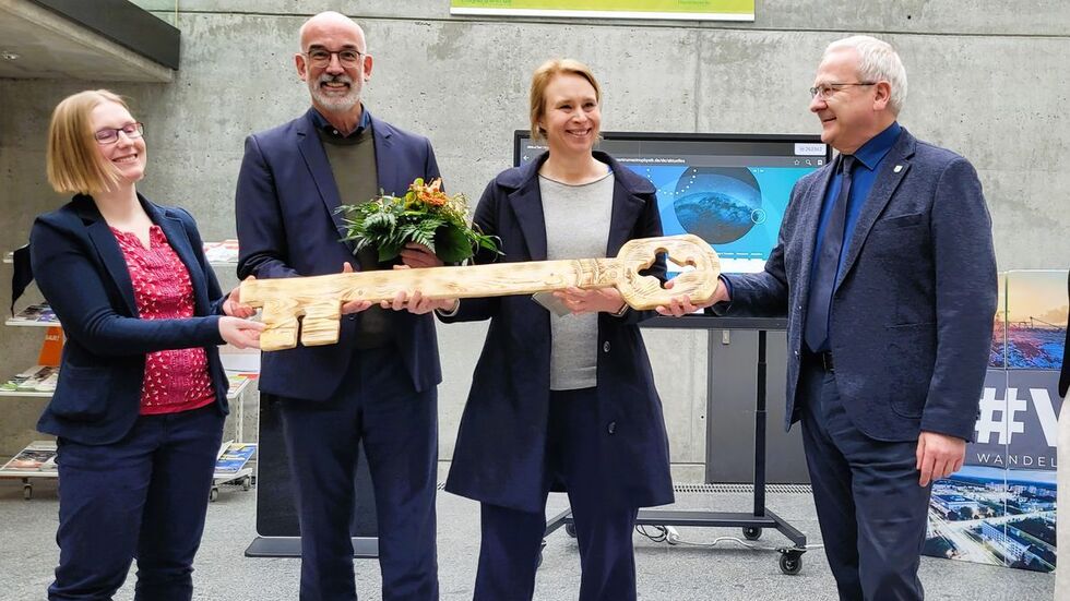 Oberbürgermeister Torsten-Ruban Zeh übergibt den symbolischen Schlüssel an Projektbüroleiterin Katharina Henjes-Kunst (Bildmitte)