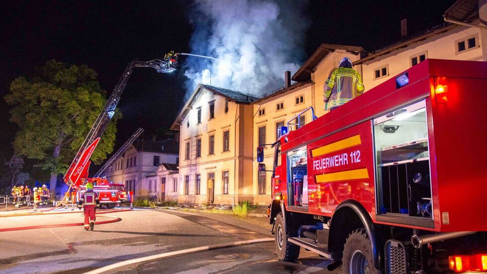 Im Bahnhofsgebäude in Seifhennersdorf ist in der Nacht Feuer ausgebrochen Im Bahnhofsgebäude in Seifhennersdorf ist in der Nacht Feuer ausgebrochen