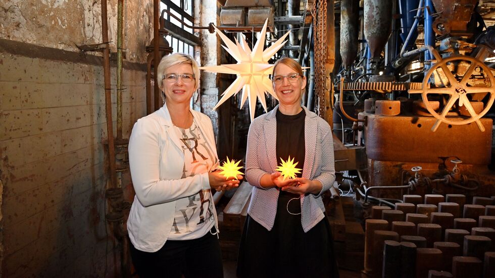 Informierten im Pressensaal der Fabrik I in Knappenrode über den Verkaufsstart der Tickets für das Herrnhuter Fabrik.Leuchten: Katja Ruppert, Geschäftsführerin Herrnhuter Sterne GmbH (links), und Maria Schöne, Leiterin der Energiefabrik Knappenrode. 