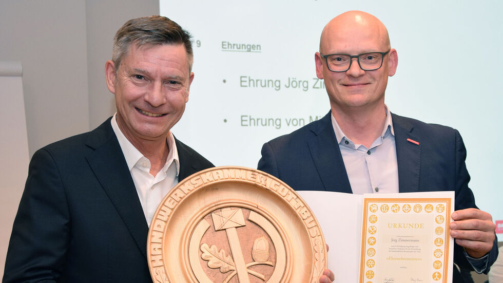 Orthopädiemechanikermeister Jörg Zimmermann (links) wurde auf der Mitgliederversammlung durch Oliver Huschga, Geschäftsführer der Handwerkskammer Cottbus, als Ehrenobermeister ausgezeichnet. Orthopädiemechanikermeister Jörg Zimmermann (links) wurde auf der Mitgliederversammlung durch Oliver Huschga, Geschäftsführer der Handwerkskammer Cottbus, als Ehrenobermeister ausgezeichnet.