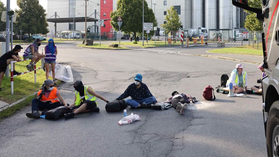 Ein Bild der Blockade: Einzelne Teilnehmer klebten sich vor Ort fest.