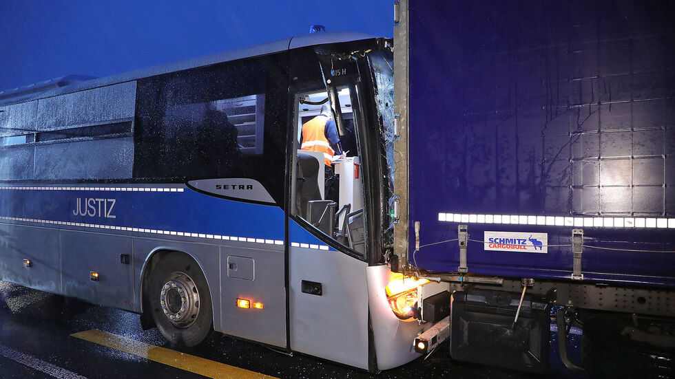 Bei Wilsdruff war der Gefangenentransportbus auf einen LKW aufgefahren