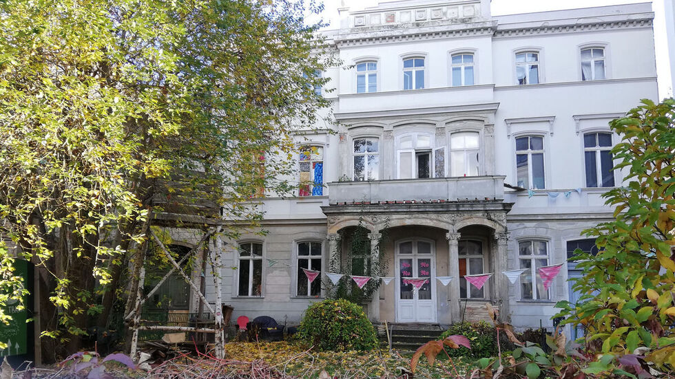 Eines der beiden Gebäude, die Kaufhaus-Investor Winfried abreißen will. Er braucht Platz für die Erweiterung des Parkhauses. Eines der beiden Gebäude, die Kaufhaus-Investor Winfried abreißen will. Er braucht Platz für die Erweiterung des Parkhauses.