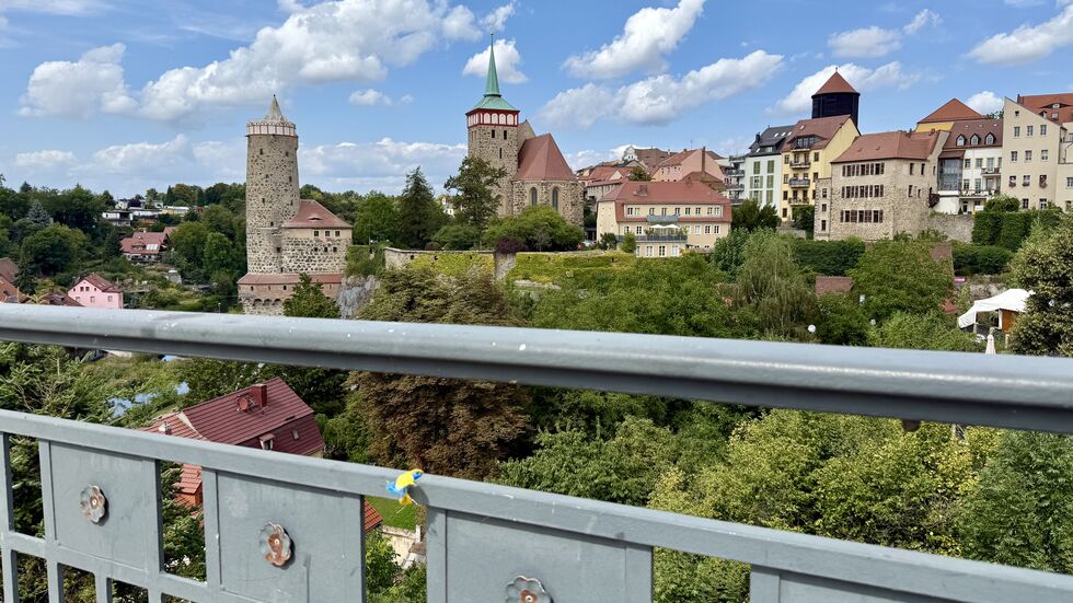 Hier hätten sie wehen sollen, die Schleifenbänder. Die Bautzner Friedensbrücke ist zum "Tag der Oberlausitz" plötzlich ganz ohne Schmuck.