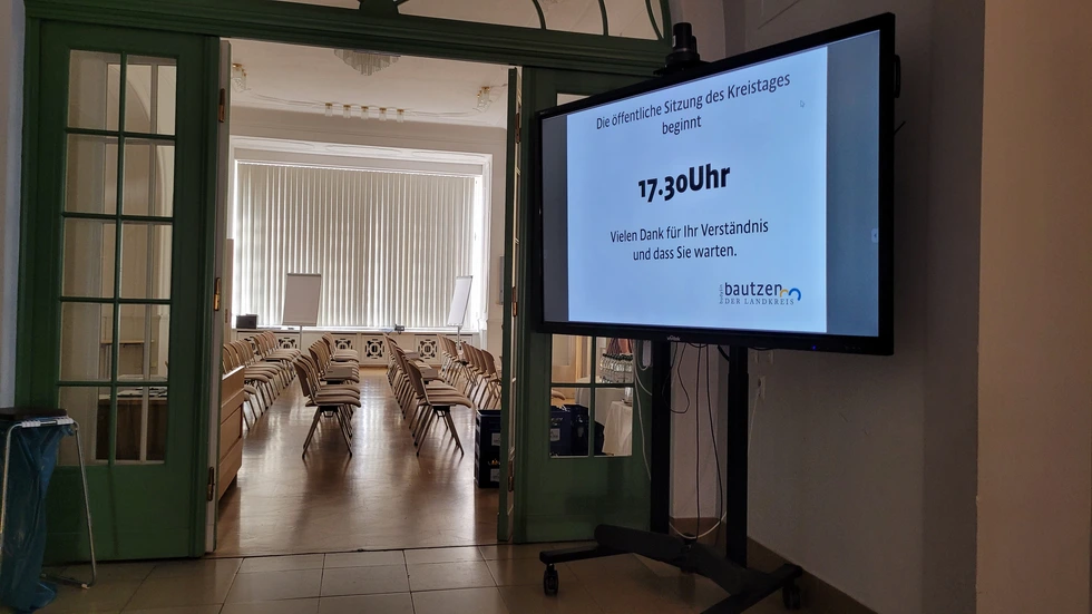 Die öffentliche Sitzung im Großen Saal im Landratsamt Bautzen beginnt erst um 17.30 Uhr. Zunächst tagen die Kreisräte nicht öffentlich. Es geht da um eine Personalie und um eine Klage. Die öffentliche Sitzung im Großen Saal im Landratsamt Bautzen beginnt erst um 17.30 Uhr. Zunächst tagen die Kreisräte nicht öffentlich. Es geht da um eine Personalie und um eine Klage.