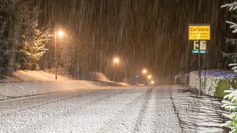 Auf den Straßen bildete sich eine geschlossene Schneedecke. Auf den Straßen bildete sich eine geschlossene Schneedecke.
