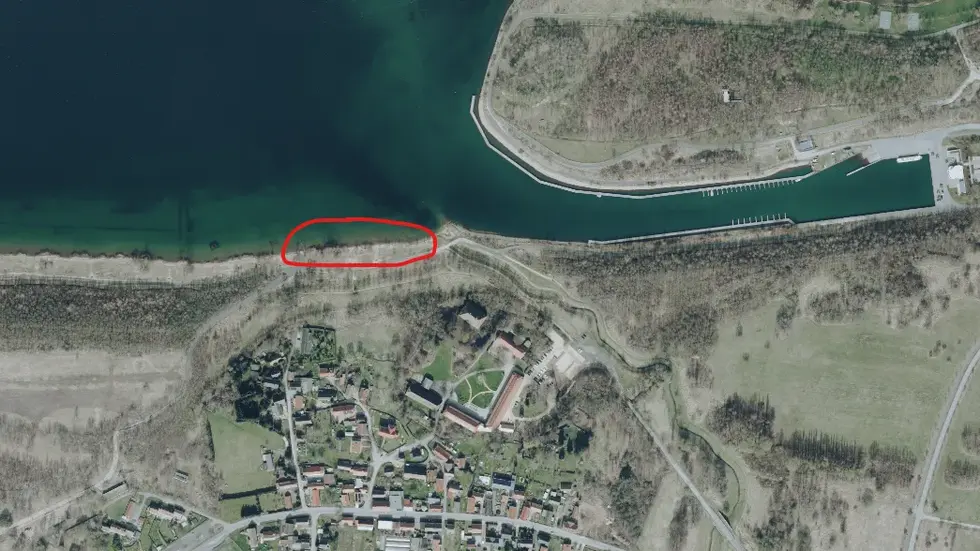 Dort attackierte der Hund das Mädchen. Dort attackierte der Hund das Mädchen.