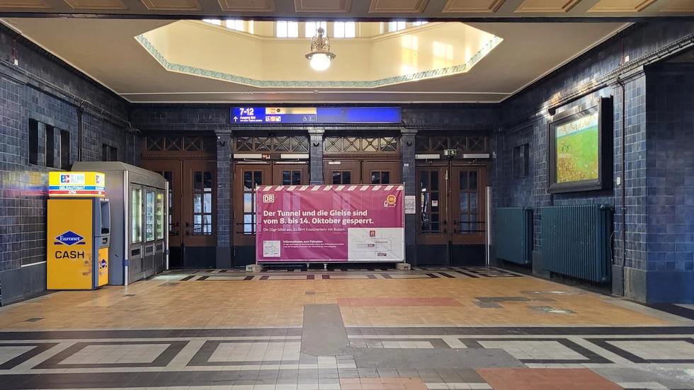 Der Bahnhof Görlitz bleibt noch bis Mittwoch komplett gesperrt. Die Geschäfte in der Empfangshalle sind aber weiter erreichbar und geöffnet.