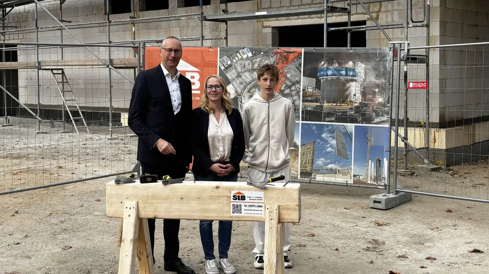 Symbolischer letzter Nagel, OB Karsten Vogt, Schulleiterin Nicole Krist, Schüler John Meyer