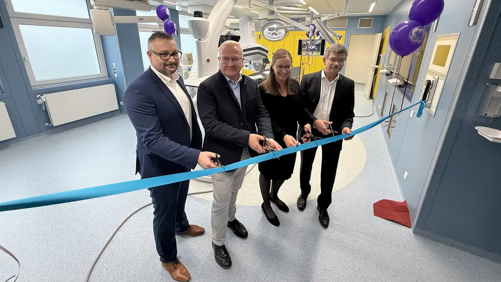 Von links:
Maik Engelmann, Leider Verwaltung
Torsten Ruban-Zeh, OB Hoyerswerda
Juliane Kirfe, GF des Seenland Klinikums HOY
Roland Bantle, Clustergeschäftsführer Sana Kliniken Sachsen
Von links:
Maik Engelmann, Leider Verwaltung
Torsten Ruban-Zeh, OB Hoyerswerda
Juliane Kirfe, GF des Seenland Klinikums HOY
Roland Bantle, Clustergeschäftsführer Sana Kliniken Sachsen