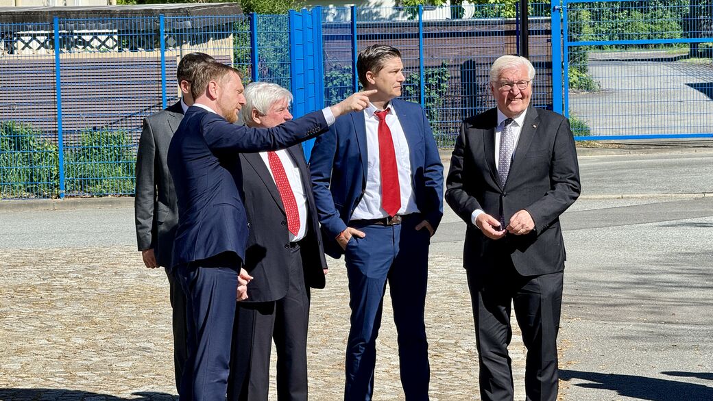 Bundespräsident Frank-Walter Steinmeier wird von Ministerpräsident Michael Kretschmer und den Geschäftsführern Wolfgang Groß und Frank Bartsch empfangen.