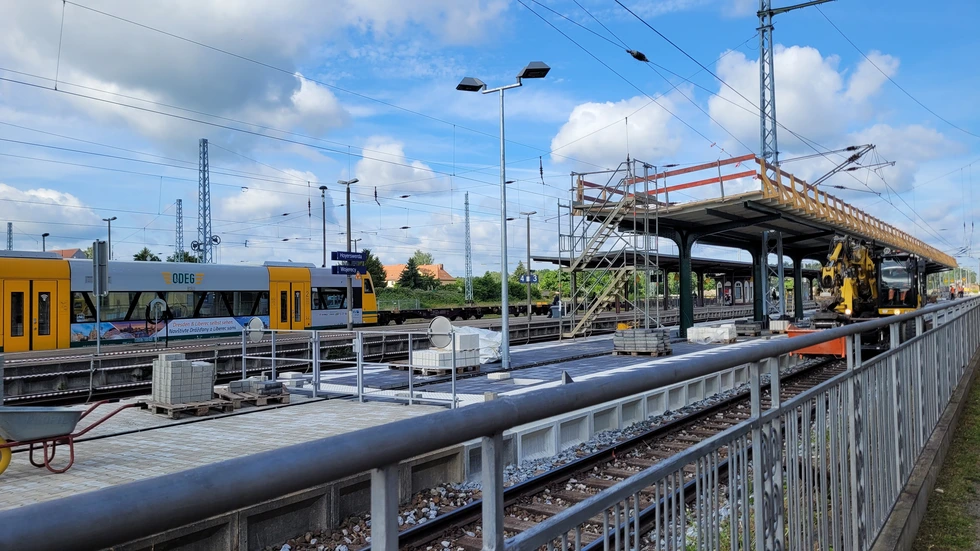 Der Bahnhof Hoyerswerda wird seit November 2024 modernisiert. Die Arbeiten haben sich um ein Jahr verzögert. Ende 2027 soll alles geschafft sein. Der Bahnhof Hoyerswerda wird seit November 2024 modernisiert. Die Arbeiten haben sich um ein Jahr verzögert. Ende 2027 soll alles geschafft sein.