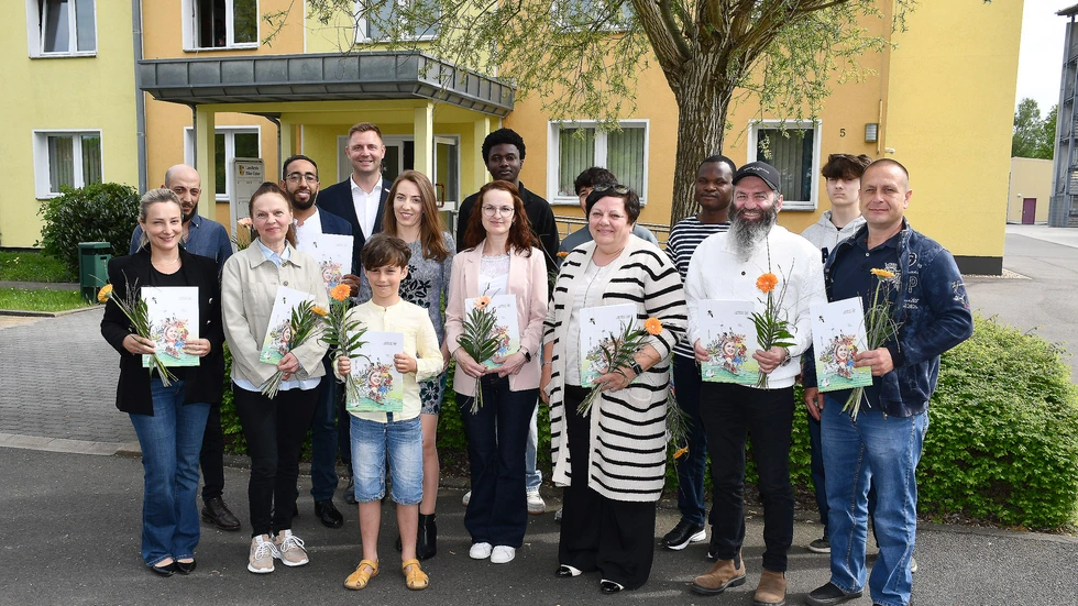 Landrat Marcel Schmidt (hinten 3.v.l.) mit den neuen Staatsbürgern beim Gruppenfoto vor dem Ordnungsamt in Herzberg Landrat Marcel Schmidt (hinten 3.v.l.) mit den neuen Staatsbürgern beim Gruppenfoto vor dem Ordnungsamt in Herzberg