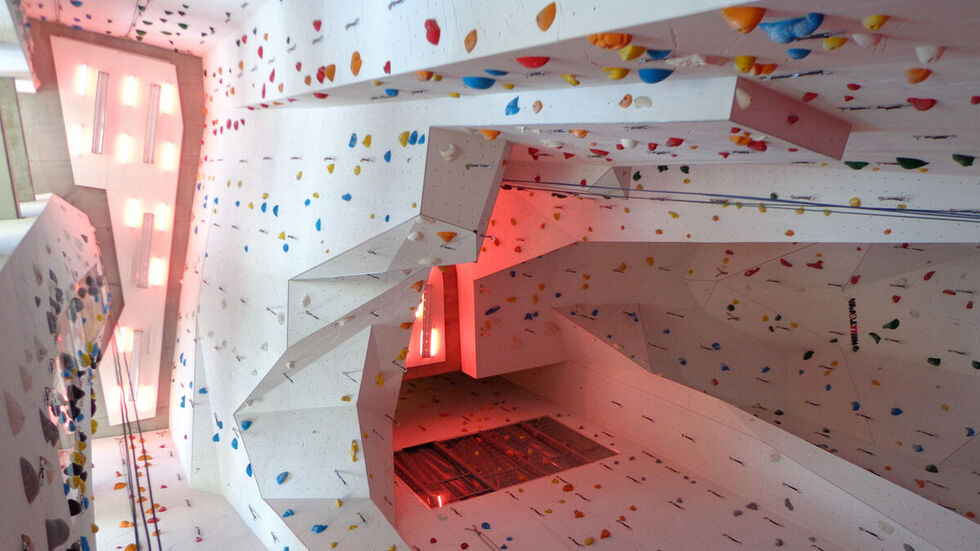 Der Dachausstieg der Kletterhalle befindet sich in 22 Metern Höhe. Der Dachausstieg der Kletterhalle befindet sich in 22 Metern Höhe.