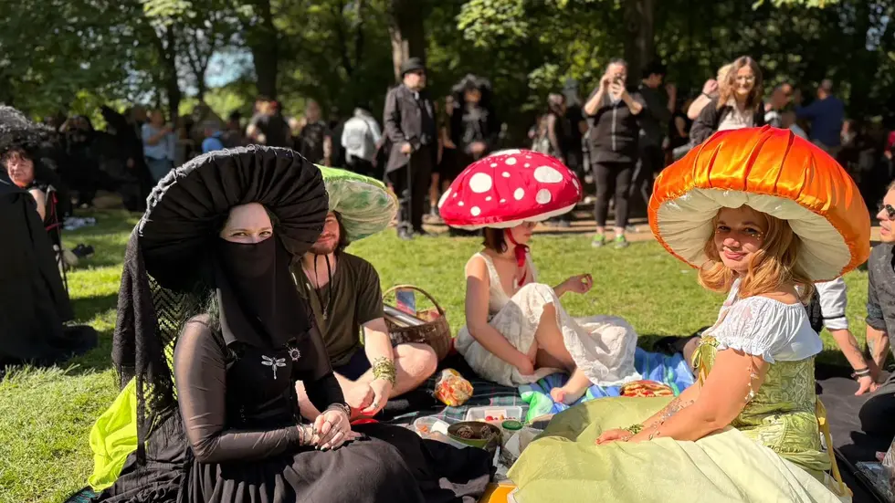 Laura Tintling, Simon Saftling, Lilith Fliegenpilz und Peggy Helmling: Auch Pilze aus dem viktorianischen Zeitalter haben ihren Weg in den Clara-Zetkin-Park gefunden. Laura Tintling, Simon Saftling, Lilith Fliegenpilz und Peggy Helmling: Auch Pilze aus dem viktorianischen Zeitalter haben ihren Weg in den Clara-Zetkin-Park gefunden.
