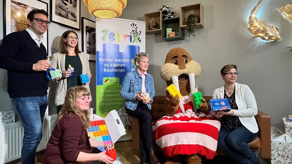 Staffelstabübergabe v.l.n.r.: Bilal Demirel (Geschäftsführer plastic concept GmbH), vorn: Anja Pötzsch (Mitarbeiterin im Projekt "Guter Start" Landkreis Görlitz), Alexandra Dreginat (Geschäftsführerin TRIXI-Park GmbH), Martina Weber (2. Beigeordnete und Sozialdezernentin des Landkreises Görlitz), Katja Ruppert (Geschäftsführerin Herrnhuter Sterne GmbH)