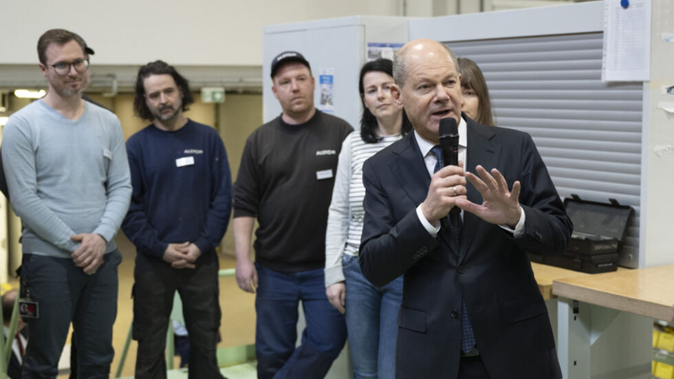 Bundeskanzler Olaf Scholz (SPD) spricht mit Görlitzer Waggonbauern