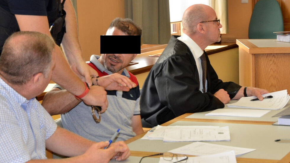 Der Angeklagte mit seinem Verteidiger Michael Denkhoff (r.) und dem Übersetzer (l.)