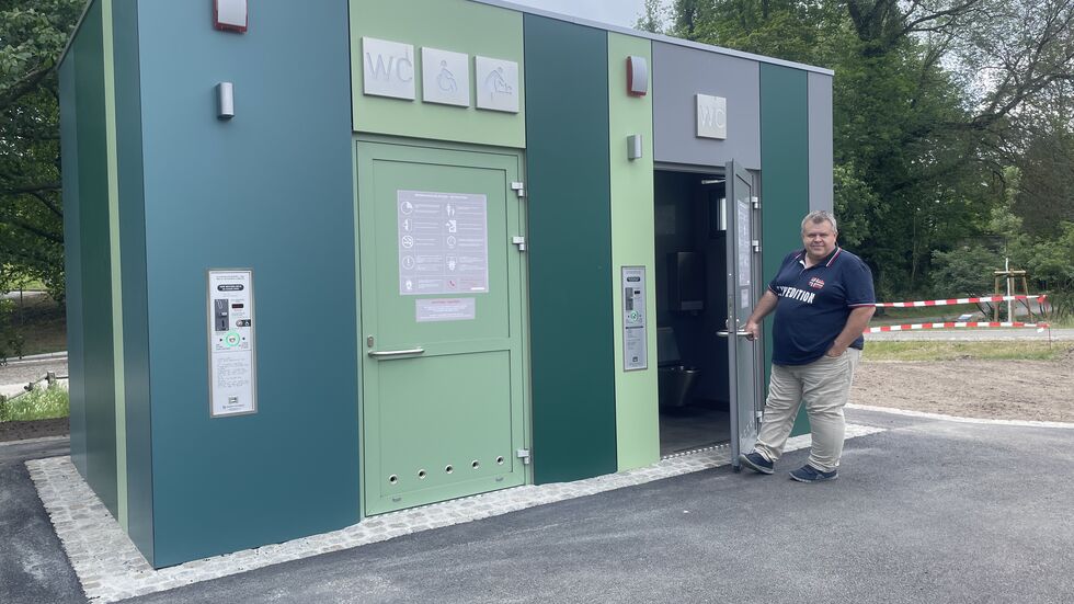 Hardy Twarz, Mitarbeiter im Fachbereich Planen und Bauen der Stadtverwaltung Spremberg vor der neuen Toilettenanlage in Spremberg. Hardy Twarz, Mitarbeiter im Fachbereich Planen und Bauen der Stadtverwaltung Spremberg vor der neuen Toilettenanlage in Spremberg.