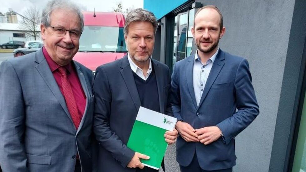 Landrat des Landkreises Spree-Neiße, Harald Altekrüger, und der Landrat des Landkreises Görlitz, Stephan Meyer, überreichen das Schreiben an Bundesminister Dr. Robert Habeck am Rande der Übergabe des Fördermittelbescheides für das Referenzkraftwerk Lausitz GmbH in Spreetal. Landrat des Landkreises Spree-Neiße, Harald Altekrüger, und der Landrat des Landkreises Görlitz, Stephan Meyer, überreichen das Schreiben an Bundesminister Dr. Robert Habeck am Rande der Übergabe des Fördermittelbescheides für das Referenzkraftwerk Lausitz GmbH in Spreetal.