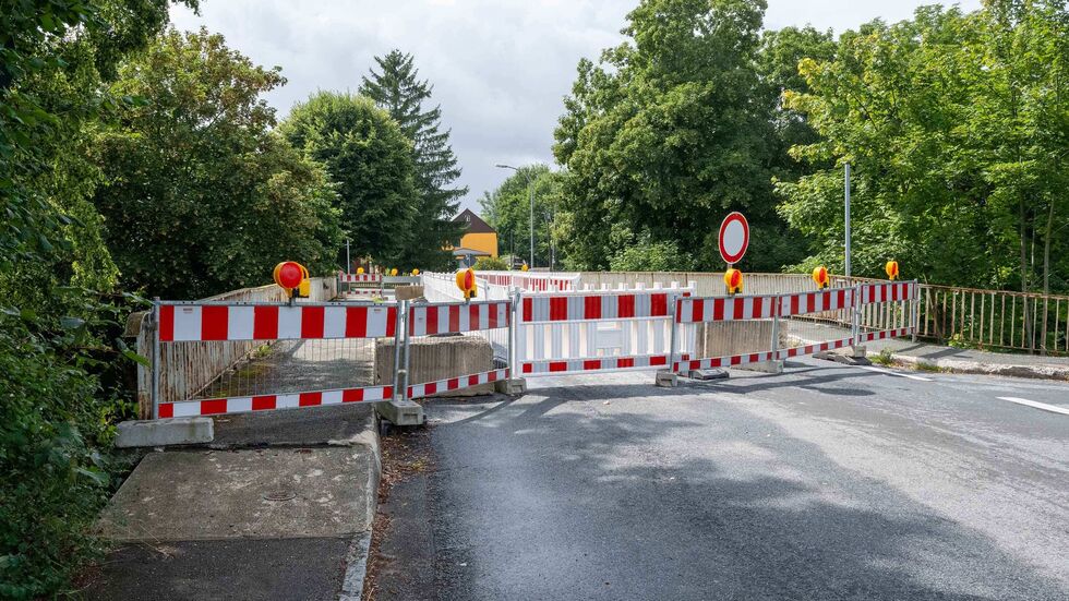 Die marode Bahnbrücke in Mittelherwigsdorf wurde Ende Juli gesperrt.