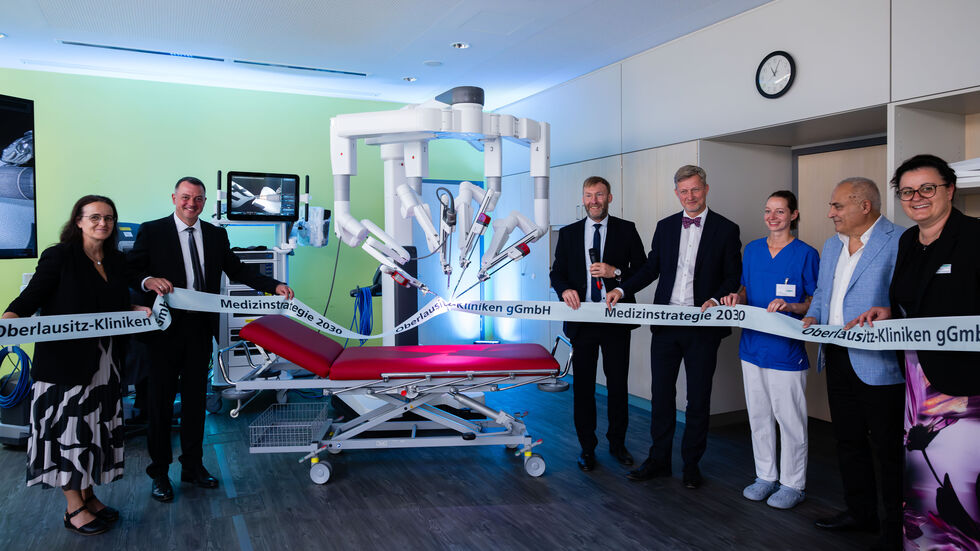 Die Übergabe des Roboters - das Band wurde dabei von "da Vinci" selbst durchschnitten. Die Übergabe des Roboters - das Band wurde dabei von "da Vinci" selbst durchschnitten.