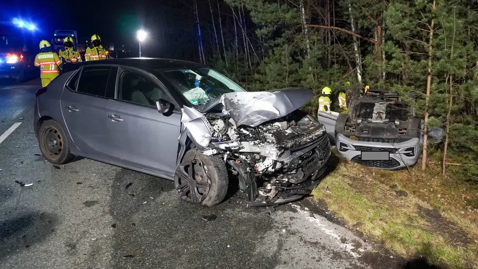 Aus bislang ungeklärter Ursache stießen die beiden PKW auf der B165 bei Boxberg zusammen Aus bislang ungeklärter Ursache stießen die beiden PKW auf der B165 bei Boxberg zusammen