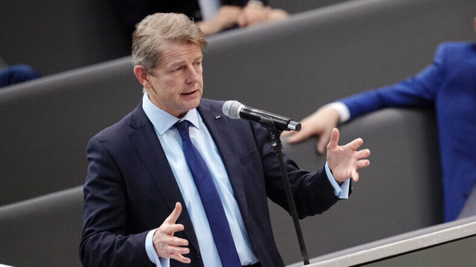 Karsten Hilse auf der Tribüne im Bundestag