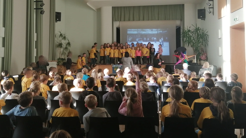 Feierliche Stunde für die Spendenübergabe aus dem Sponsorenlauf (Foto: Radio Lausitz/Andrea Proschmann)