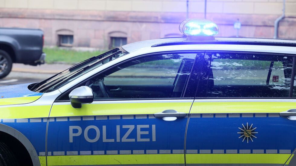 Die Polizei bittet um Hinweise zu den aggressiven Angreifern. Die Polizei bittet um Hinweise zu den aggressiven Angreifern.