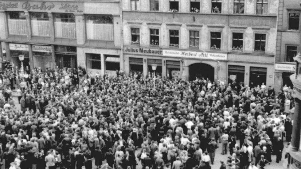 Menschenmassen auf dem Görlitzer Obermarkt. Das Foto wurde kurz vor Mittag des 17 Juni 1953 aufgenommen.