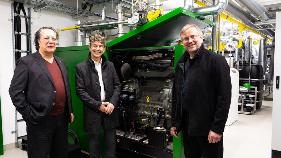 vlnr: Phillip Metz, Objekteigentümer Steinstraße 2-5; Matthias Block, Stadtwerke-Vorstandsvorsitzender und Bürgermeister Michael Wieler vor der neuen Anlage im Keller
des ehemaligen Kaufhauses.
vlnr: Phillip Metz, Objekteigentümer Steinstraße 2-5; Matthias Block, Stadtwerke-Vorstandsvorsitzender und Bürgermeister Michael Wieler vor der neuen Anlage im Keller
des ehemaligen Kaufhauses.